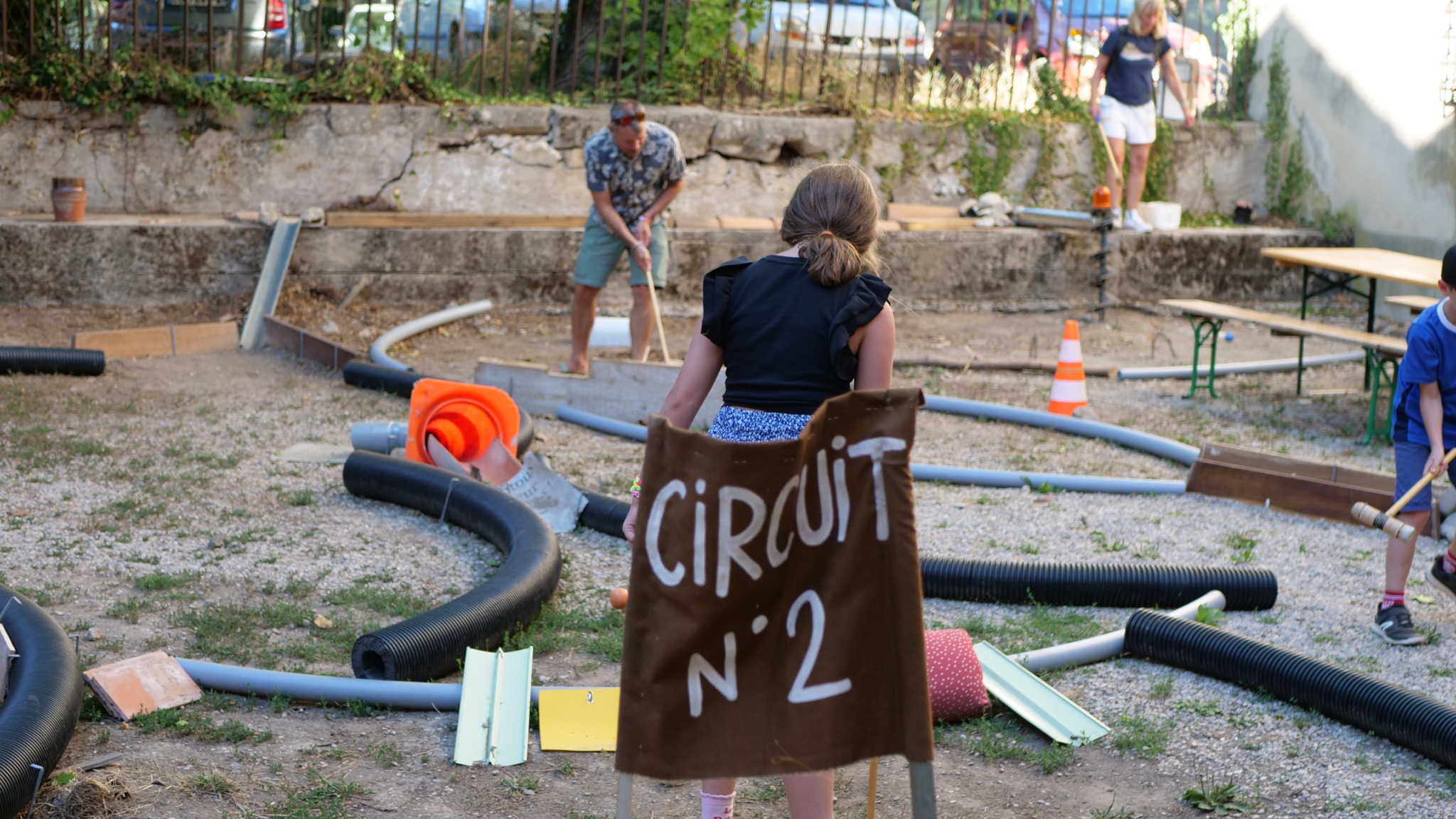 Le circuit numéro deux, construit à partir de matériaux récupérés